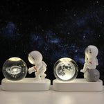Lampe de chevet Astronaute Boule de Cristal - lampechevetdesign.com