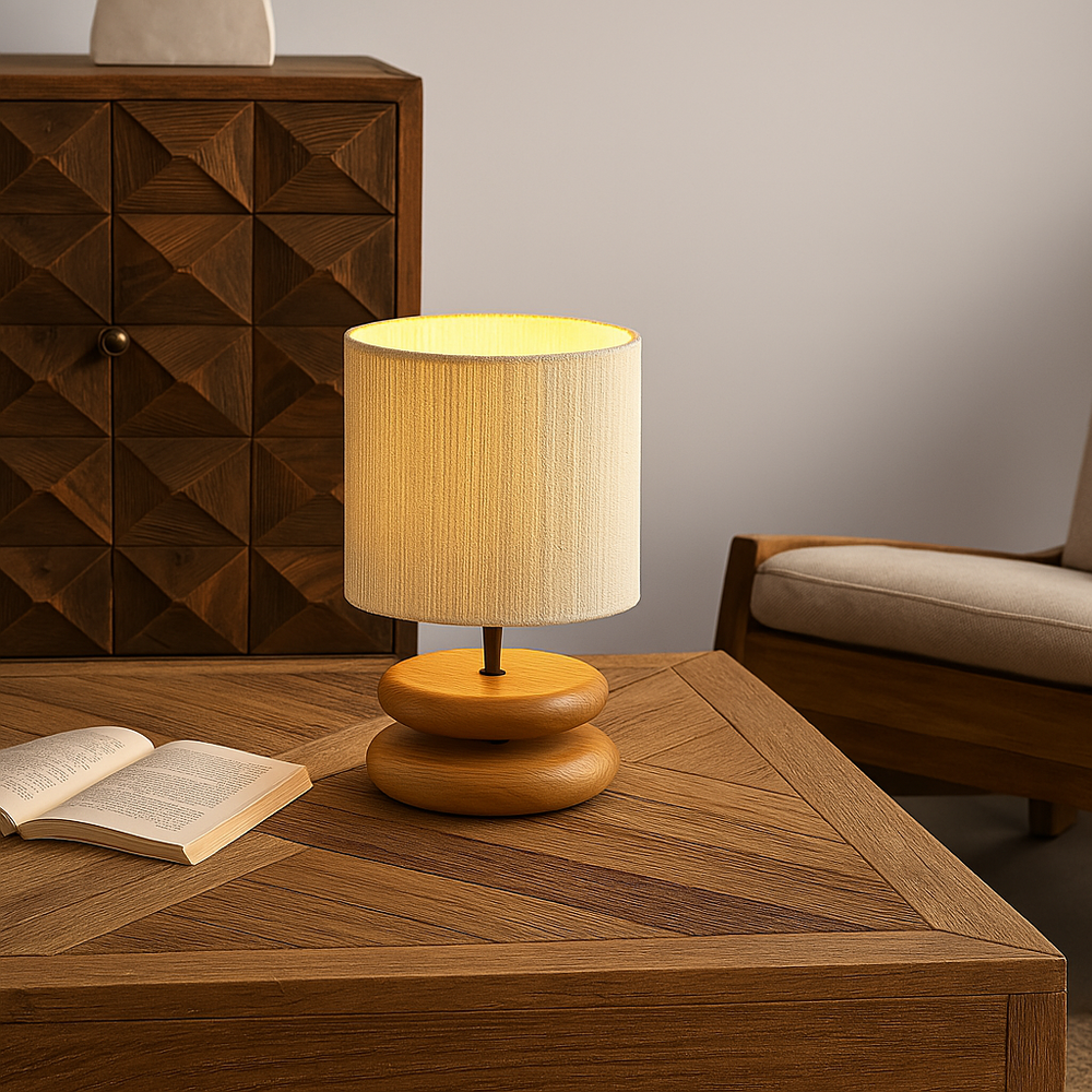 Lampe japonaise allumée, pied en bois clair et abat-jour cylindrique sur une table
