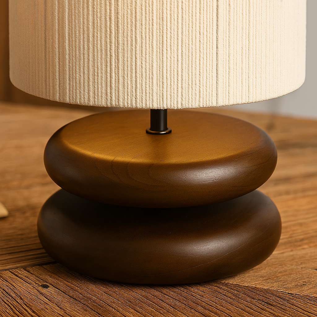 Détail du pied en bois à deux formes arrondies et de l’abat-jour texturé