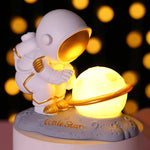Lampe de chevet Enfant Petit Astronaute Lune - lampechevetdesign.com