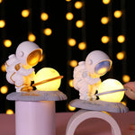 Lampe de chevet Enfant Petit Astronaute Lune - lampechevetdesign.com