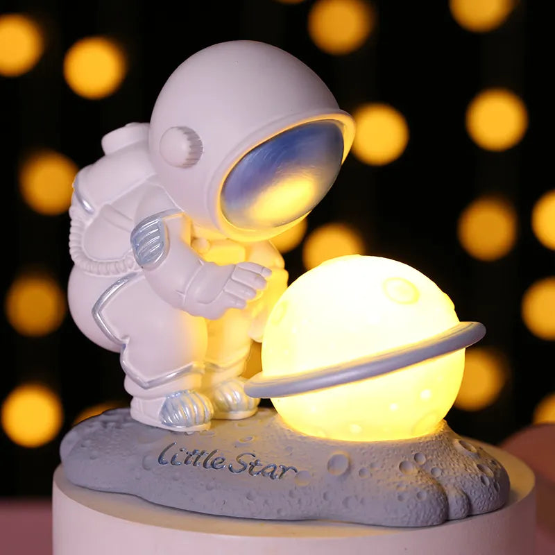 Lampe de chevet Enfant Petit Astronaute Lune - lampechevetdesign.com