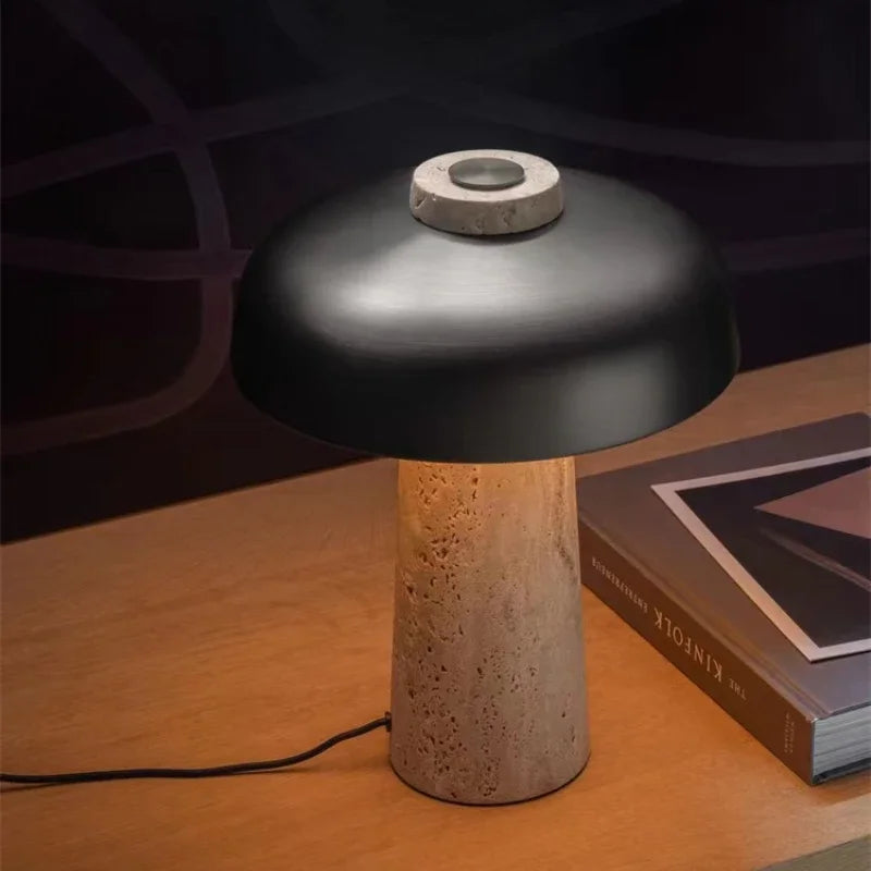 Vue de dessus de la lampe nordique, abat-jour noir arrondi et câble visible