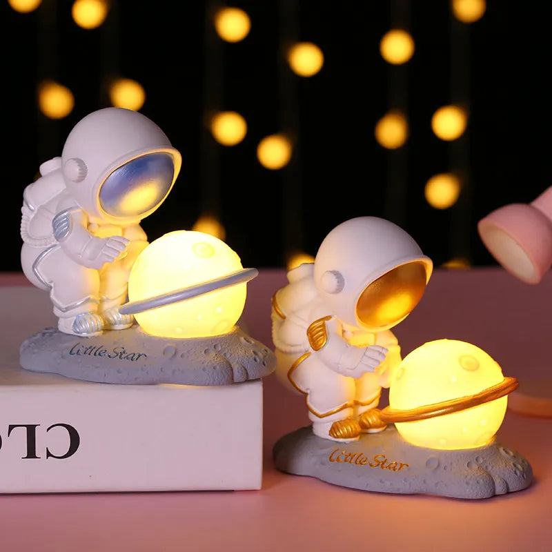 Lampe de chevet Enfant Petit Astronaute Lune - lampechevetdesign.com