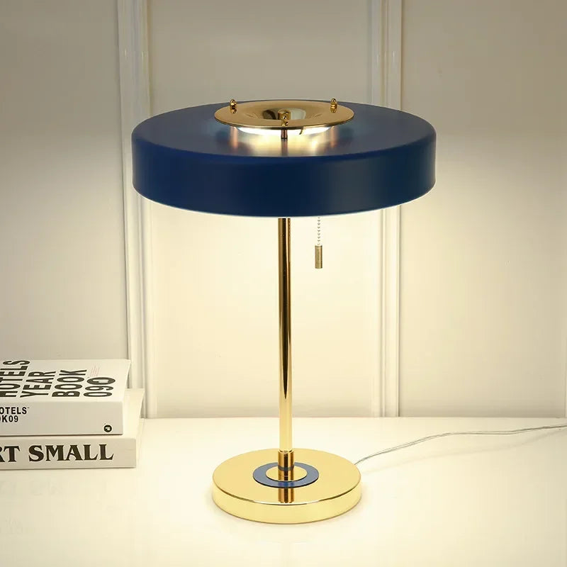 Version bleue de la lampe nordique, abat-jour rond et pied doré