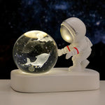 Lampe de chevet Astronaute Boule de Cristal - lampechevetdesign.com