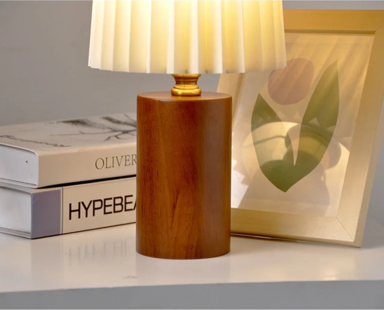 Lampe de Chevet Nordique Plissée en Bois - lampechevetdesign.com