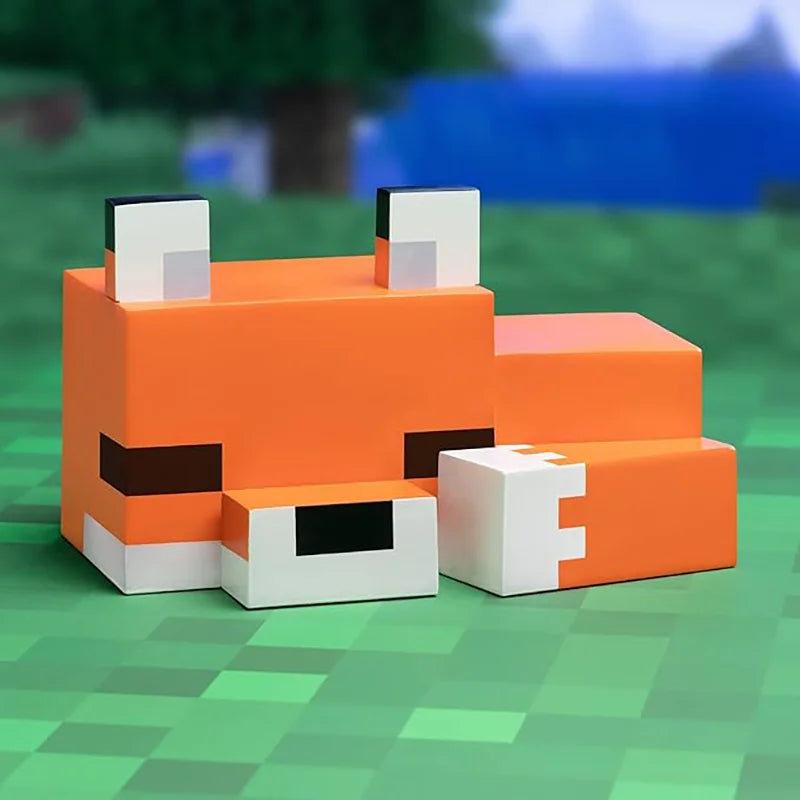 Renard cubique orange et blanc posé sur un décor vert à carreaux