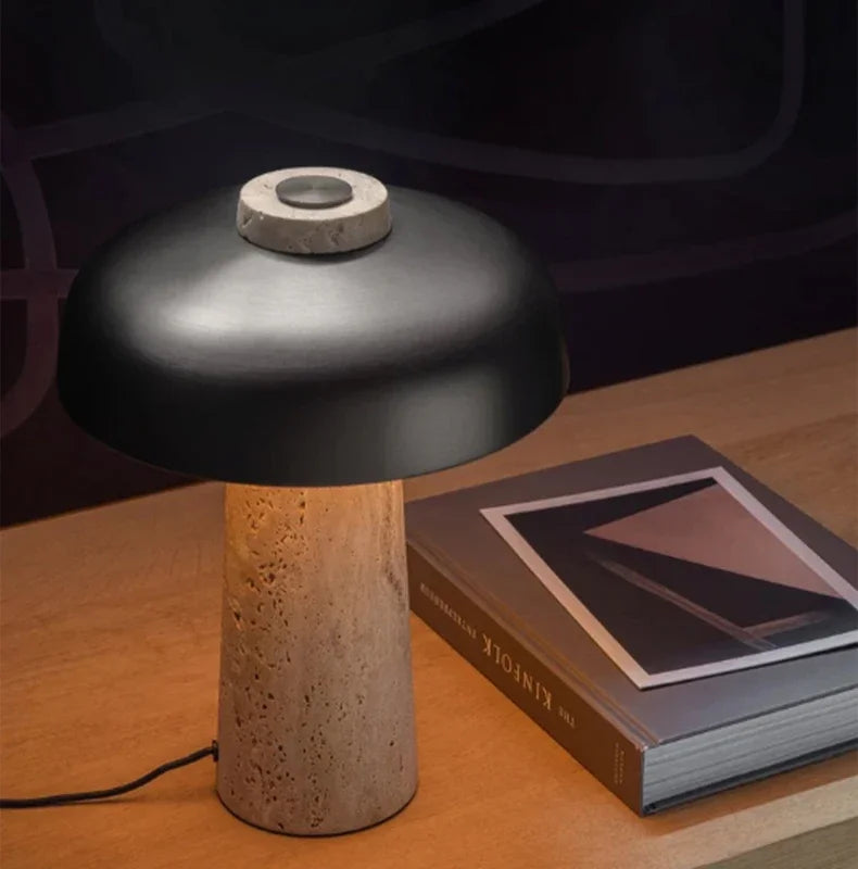 Détail de la lampe nordique allumée, pied en pierre texturée et abat-jour noir