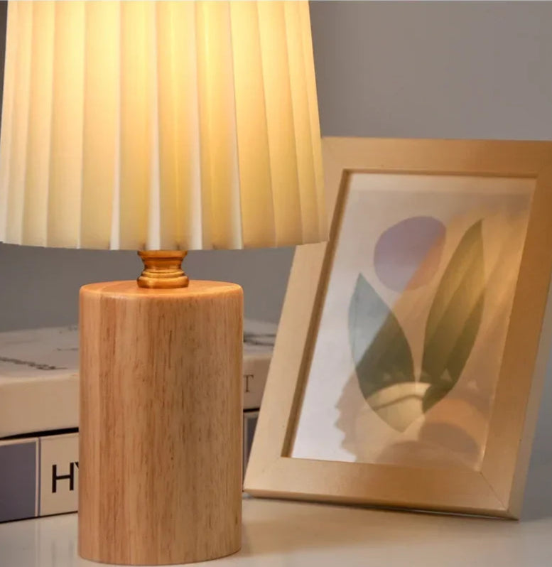 Lampe de Chevet Nordique Plissée en Bois - lampechevetdesign.com