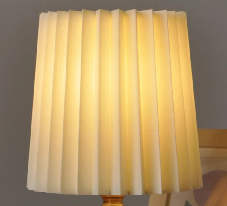 Lampe de Chevet Nordique Plissée en Bois - lampechevetdesign.com