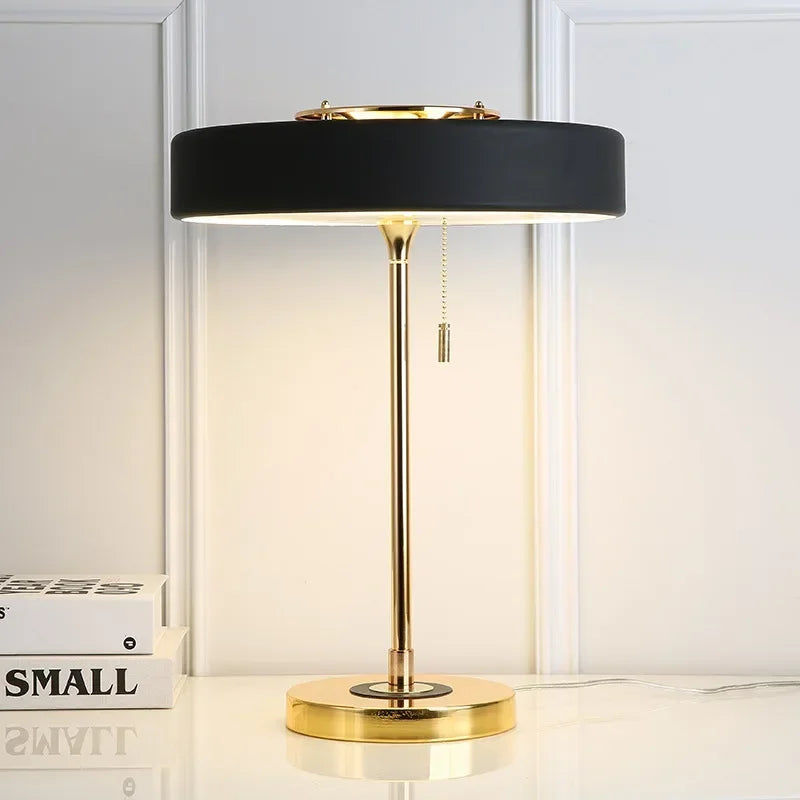 Lampe nordique allumée à pied doré et abat-jour noir avec chaînette