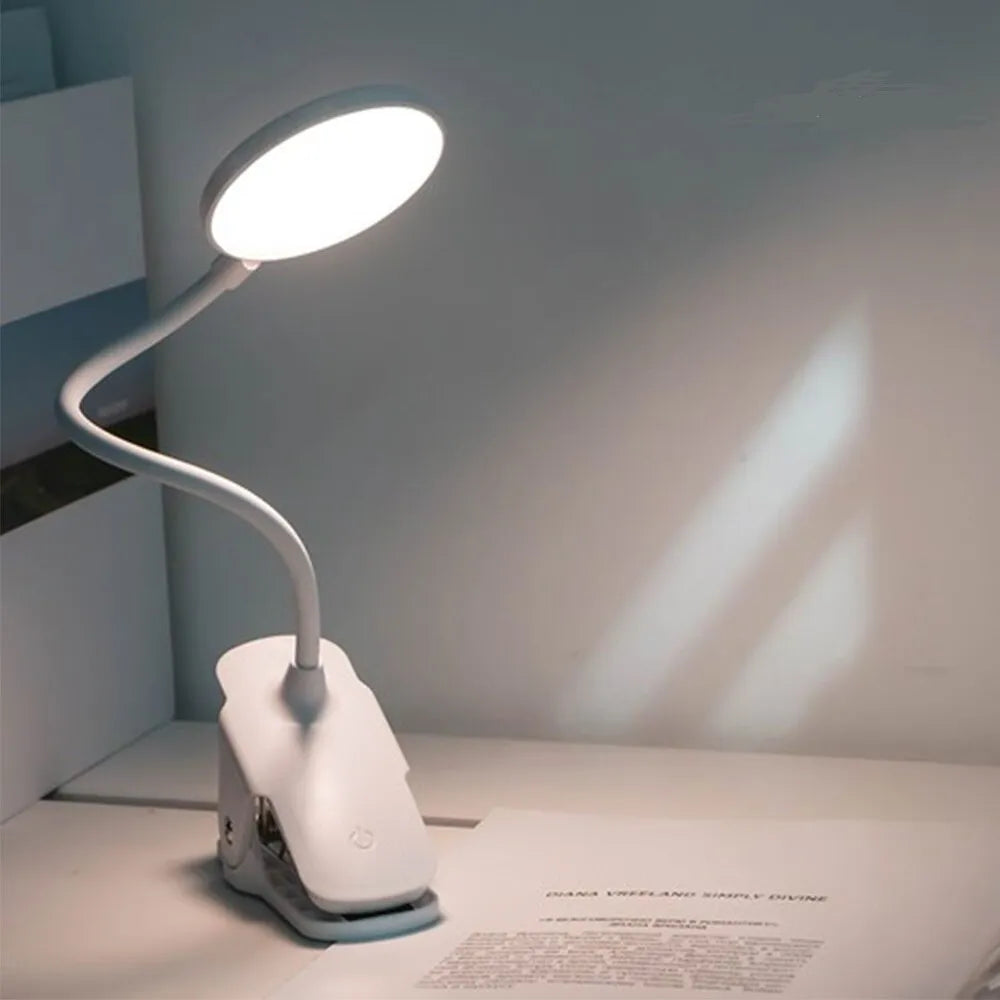 Lampe de bureau Liseuse Pince Blanche - lampechevetdesign.com