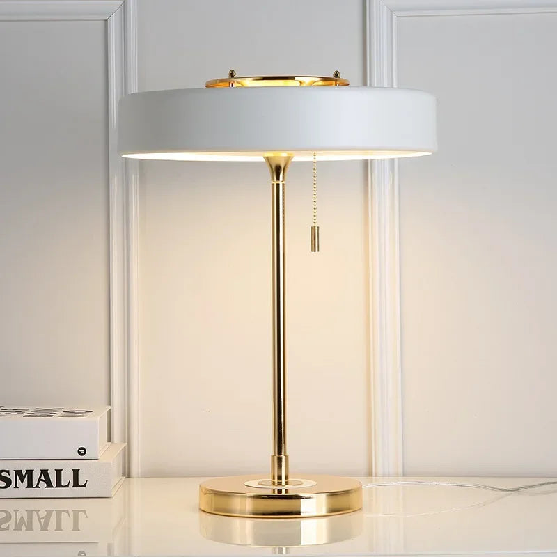 Version de la lampe nordique à pied doré et abat-jour blanc