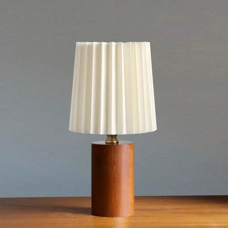 Lampe de Chevet Nordique Plissée en Bois - lampechevetdesign.com