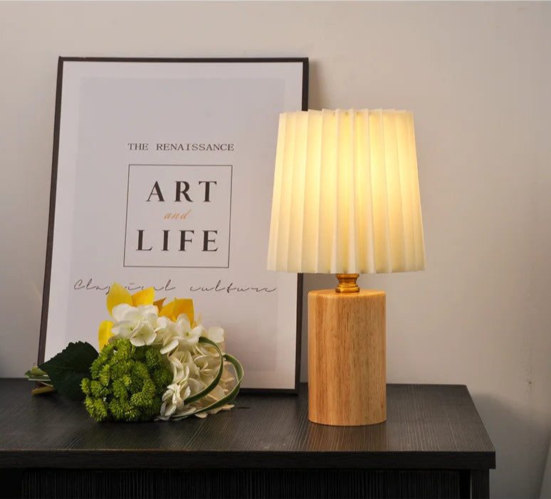 Lampe de Chevet Nordique Plissée en Bois - lampechevetdesign.com